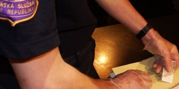 Kamarádovi do vězení poslal drogy