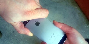 Drzý zloděj vytrhl ženě mobil přímo z ruky