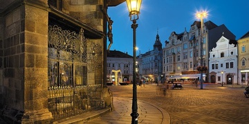 V centru Plzně zbili ženu