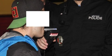 Patnáctiletý hoch řádně zapil začátek školy