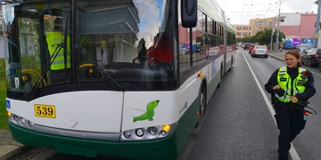 Chlapec vběhl přímo před trolejbus, který ho srazil