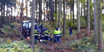 Na Modravě spadl strom na muže
