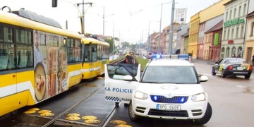 Kouřil v tramvaji a pak ještě zaútočil na dva chlapce