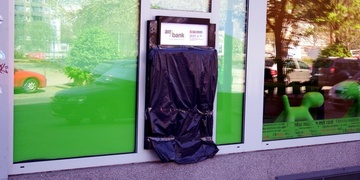 Na Americké prořízli bankomat