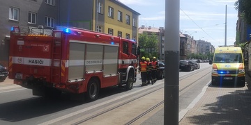 Střet tří aut na Slovanské třídě