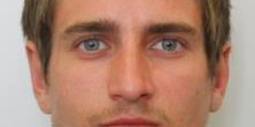 Muž odsouzený za mravnostní trestný čin se vyhýbá nástupu do vězení