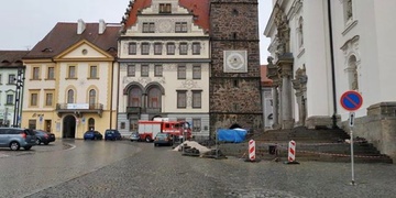 Mladík zemřel při pádu z věže