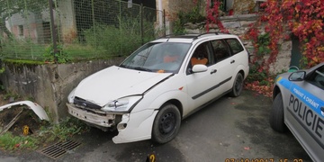 Neřidič naboural zaparkovaný vůz a popelnici