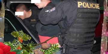 Besídka se nesla ve značně vánočním duchu - na místě se střídala záchranka s policií