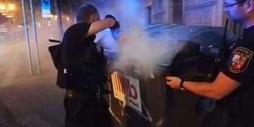 Totálně opilý cizinec a hořící kontejner