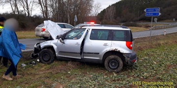 Auto skončilo v poli, řidič v nemocnici