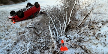 Srazila značku a strom, pak skončila na střeše