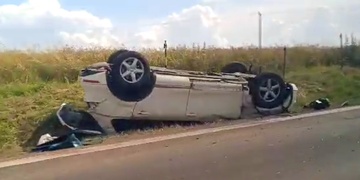 Žena cestující s malým dítětem se i s vozem převrátila
