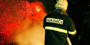 13letý chodil kouřit do stodoly a pak ji kvůli sázce zapálil