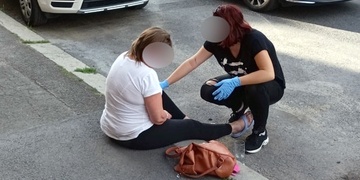 Žena chtěla skoncovat se životem, lehla si proto před přijíždějící trolejbus