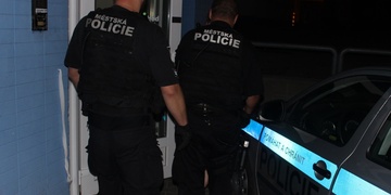 Svlečený do trenýrek napadl strážníky