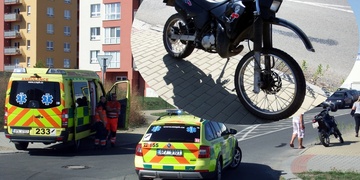 Řidička nedala přednost motorkáři