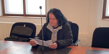 “Járo, nezlob se, já musím,” řekla žena těsně před tím, než začala starce rdousit