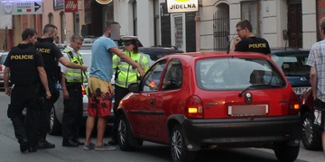 Muž skočil za jízdy na auto a přebehl po něm