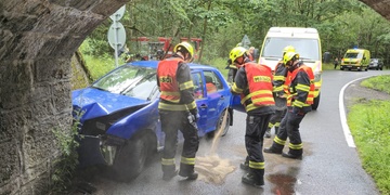 Osobní vůz narazil do stěny viaduktu