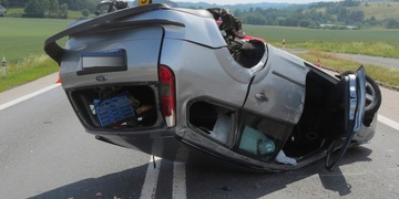 Srážka dvou vozů i převrácený traktor