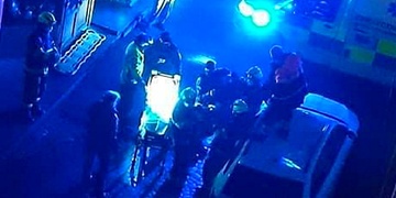 Pád ze střechy přímo na zaparkované auto muž nepřežil