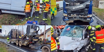 Po střetu nákladního vozu s dodávkou zůstal vážně zraněný řidič zaklíněný ve vraku vozu