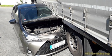 Střet kamionu s osobním autem