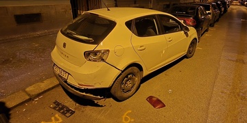 Řidič naboural čtyři zaparkovaná auta a ujel z místa nehody