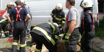 Čtyřiasedmdesátiletý muž spadl do vrtu