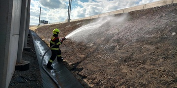 Požár zpevňovací sítě ve Skvrňanech