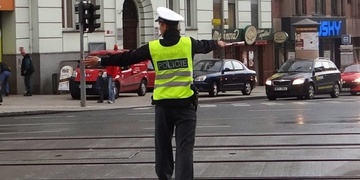 Nejfrekventovanější křižovatky v Plzni budou řídit policisté