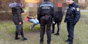 Čtrnáctileté dívky se dopoledne opily