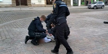 Opilá žena na stánkaře vzala kámen