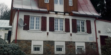 Balkon se utrhl i se třemi lidmi