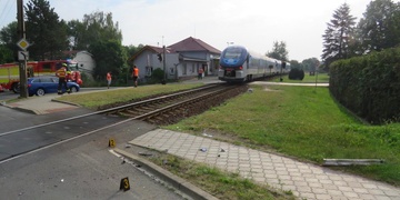 Po střetu s vlakem řidič ujel