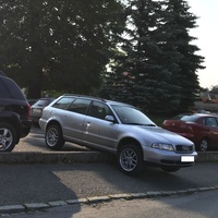 Se třemi promile zůstal viset na obrubníku