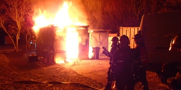 Požár rodinného domu i stavební buňky