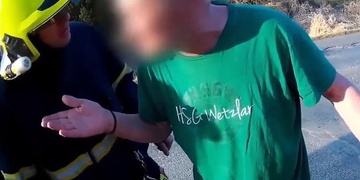 Senior odmítal hasiče pustit k ohni a ještě jim vulgárně nadával