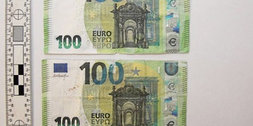 Muž platil falsifikáty stoeurovek