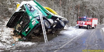 Kamion se převrátil do příkopu