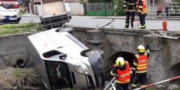 Řidič s dodávkou prorazil zábradlí a spadl do potoka