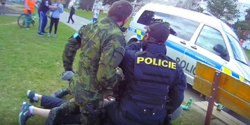 Rvačka se strážníky, policisty a vojákem