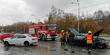 Při střetu vozů byla zraněna žena