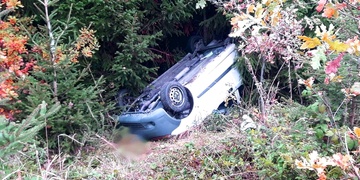 Žena nezvládla řízení a s vozem vyletěla z vozovky