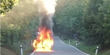 Požár auta uzavřel silnici mezi Doubravkou a Chrástem