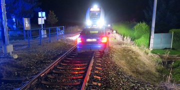 Přiopilý řidič nechal auto ve vlakovém kolejišti a šel domů