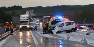 Řidič osobního vozu najel přímo do kamionu - nehoda uzavřela dálnici D5