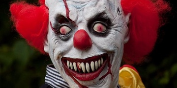 Klaun z cirkusu zbil seniora v autě