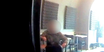 Nejprve vyhrožoval lidem zbraní, pak opakovaně napadl policisty